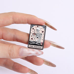 Punk Gothic Kaffee-Katze Tarot Emaille-Anstecknadeln Skelett Trinkt Kaffee Brosche Reversnadel Halloween Schmuck Geschenk Großhandel - Product Image 4