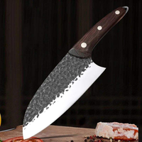 Un couteau à découper la viande de haute qualité, extrêmement tranchant, fabriqué en acier inoxydable, avec une poignée en bois, adapté à la cuisine