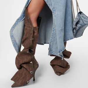 Botas largas de mezclilla para mujer con remaches metálicos, parte superior plisada, tacones finos altos, punta puntiaguda y ajuste ancho hasta la rodilla - Product Image 3