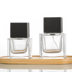 Flacon de parfum carré transparent en verre de 30 ml, vide, avec atomiseur à col serti et bouchon en bois de hêtre noir - Product Image 1