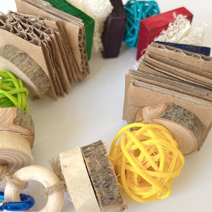 Jouets naturels colorés de sécurité d'oiseau d'écrou <span class=keywords><strong>pour</strong></span> des perroquets jouets à mâcher suspendus <span class=keywords><strong>en</strong></span> <span class=keywords><strong>bois</strong></span> de <span class=keywords><strong>lapin</strong></span> jouets de Hamster de boule de rotin <span class=keywords><strong>pour</strong></span> de petits animaux - Product Image 5