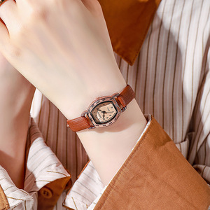 Correa de cuero retro, reloj de mujer con forma de tonneau, resistente al agua, adecuado para estudiantes, exámenes y relojes de cuarzo silenciosos. - Product Image 2