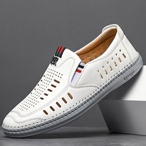 รองเท้าแตะหนังระบายอากาศแบบลำลองสำหรับผู้ชาย พื้นรองเท้านุ่มแบบเจาะรู พื้นรองเท้าด้านนอกทำจากยาง ส้นสูง 1-3 ซม. รองเท้าสำหรับฤดูร้อน - Product Image 1