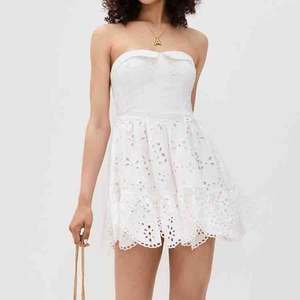 Robe mini sans bretelles à ourlet plissé en forme d'éventail, design d'usine, en coton biologique de haute qualité avec broderie - Product Image 2