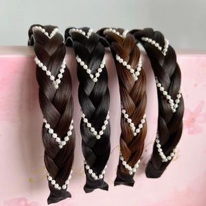 Diadema con peluca trenzada estilo espina de pescado y lazo de pelo con perlas para mujer, estilo lindo, material de alambre resistente a altas temperaturas - Product Image 1