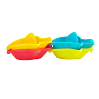 Ensemble de 4 bateaux de bain colorés en forme de requin, jouets aquatiques flottants empilables pour les tout-petits, pour jouer dans la salle de bain ou la douche