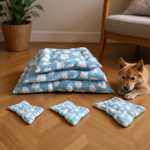 Set di 3 Tappetini per Cani in Velluto di Cotone Blu Lago, Comodi Tappetini e Cuscini per Animali Domestici con Motivo Jacquard a Nuvole - Product Image 3