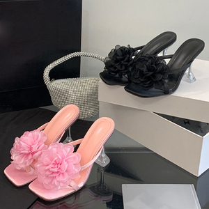 Sandales à talons chaton hauts pour femme, style mules en satin, à bout ouvert, avec fleur sur le devant, pour l'été - Product Image 5