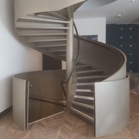 Escalier en colimaçon en métal gris avec revêtement en poudre, style moderne Prima Indoor, avec main courante en acier inoxydable pour immeuble de bureaux commercial