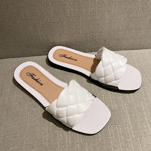 Pantuflas de invierno personalizadas al por mayor, pantuflas de felpa para interiores, pantuflas suaves para el hogar, pantuflas de lana de color liso. - Product Image 3