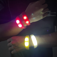 Vente en gros de bracelets à LED avec logo personnalisé Tissu en silicone à bas prix pour événement Bracelets promotionnels à commande vocale