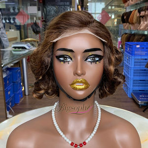 Découvrez le glamour ultime : Perruque en cheveux humains avec fermeture en dentelle 5x5, boucles rebondissantes de 12 pouces, pour une transformation. - Product Image 4