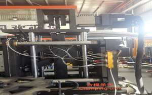 Máquina de soplado de botellas semiautomática de alta calidad 100-500pbh botella de agua de plástico y botella de frutos secos - Product Image 2