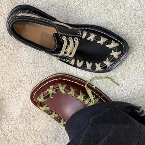 Chaussures plates pour femmes en cuir végétalien de haute qualité, style Derby, à bout carré, décontractées, rétro, britanniques, fabriquées sur mesure - Product Image 1