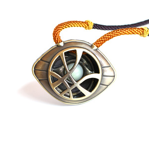 Film <span class=keywords><strong>Dr.</strong></span> <span class=keywords><strong>Strange</strong></span> Necklace Metal Luminous Eye Pendant Jewelry para hombres Cos Props - Product Image 3