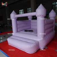Château gonflable 8x7 pieds lavande et rose pastel clair avec toits de château pour usage commercial et événements