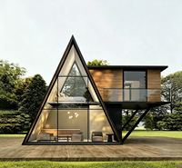 Villa préfabriquée de luxe à deux étages avec structure triangulaire, terrasse et balcon, cabane modulaire moderne, hôtel boutique, hôtel de montagne, maison d'hôtes, entrée