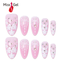 Miss Gel 32PCS Faux Ongles Roses en Dentelle, Forme Amande Moyenne, avec Perles et Strass, en Gel Souple, Durables, à Presser, Vente en Gros