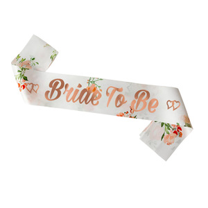 Écharpe florale pour future mariée avec inscription en or rose, cadeau pour enterrement de vie de jeune fille - Product Image 1