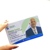 Carte de visite magnétique personnalisée en PVC avec impression numérique et finition UV sélective