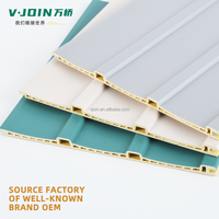 Usine Foshan Panneau de plafond en bois composite Plafond mural au design moderne Grain de bois WPC cannelé insonorisé Appartement classique