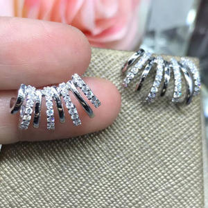 Boucles d'oreilles tendance plaquées or blanc avec cristaux de strass, design géométrique pour femmes, bijoux de fête, accessoire de mode - Product Image 4