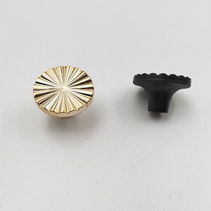 Moderne zonnebloemvormige kunststof gouden kastgrepen D=38mm Geschikt voor kleine handgrepen op slaapkamerkastdeuren - Product Image 1