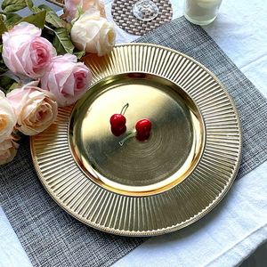 Assiettes de présentation élégantes en plastique doré, motif soleil radial, 13 pouces, pour mariages, banquets et décorations de fête - Product Image 1