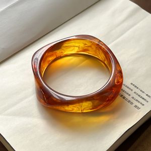 กำไลข้อมือเรซิ่นทรงสี่เหลี่ยมย้อมสีแบบใหม่ ของขวัญเครื่องประดับทำมือ กำไลอะคริลิกทรงหนาไม่สม่ำเสมอสำหรับผู้หญิง - Product Image 5