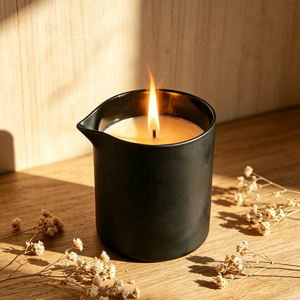 Venta al por mayor de lujosos tarros de cerámica negros para velas con boquilla, tarros de cerámica mate blancos para velas de masaje, para decoración de mesas y habitaciones. - Product Image 4