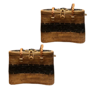 Bolso artesanal de mimbre Ketak tejido a mano con diseño auténtico de Lombok con acento de madera tallada y mango de cuerda de cuero estilo tradicional - Product Image 1