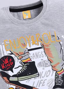 T-shirt pour garçons en coton pur imprimé, couleur gris, avec un design graphique cool sur le thème du skateboard, impression typographique élégante, t-shirt doux - Product Image 4