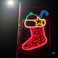 Tamaños personalizados 5 '6' 7 '8' 2D Santa Motif Lights Decoraciones navideñas montadas en postes iluminados comerciales para City Street