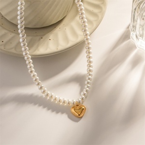 Collier pour femme populaire, délicat, plaqué or, avec chaîne à maillons de perles et pendentif cœur en acier inoxydable - Product Image 4