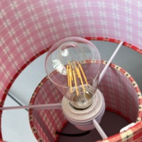 Lampe de table moderne et simple en tissu à carreaux rouges avec abat-jour à carreaux vichy pour la décoration de la chambre à coucher et du salon