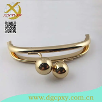 Usine directe 13*5cm cadre en métal doré avec boule de baiser pièce de monnaie chaussette fermoir sac partie et accessoire