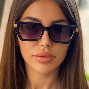 Lunettes de soleil populaires avec logo personnalisé, monture petite, forme œil de chat, lunettes de soleil carrées en forme de papillon pour femmes - Product Image 2