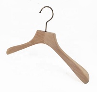 Cintres en bois personnalisés YT antidérapants avec encoches pour les épaules, cintres en bois pour manteaux, costumes, robes, présentation en magasin de vêtements