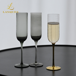 Flûtes à <span class=keywords><strong>champagne</strong></span> ondulées <span class=keywords><strong>de</strong></span> design européen Lanques, verres à vin pour la maison, les mariages et les événements <span class=keywords><strong>de</strong></span> restauration - Product Image 3