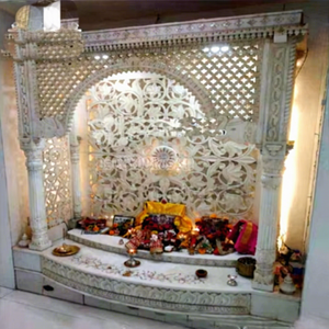 Pooja Mandir การออกแบบหินอ่อนสีขาวสำหรับบ้านการออกแบบแบบดั้งเดิมสำหรับบ้านแท่นบูชาวัดที่มีการแกะสลักโค้งและเสาตกแต่งสหรัฐอเมริกา - Product Image 1