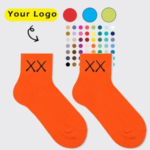 Parlak renkli katı örgü nefes özel Logo turuncu ayak bileği düşük kesim Unisex moda sokak çorap erkekler pamuk çorap