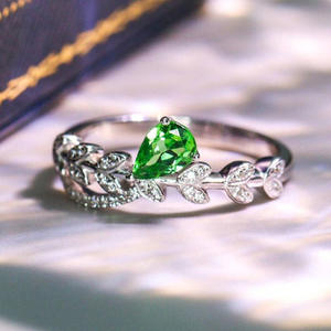 Anello da Donna Q735 in Argento 925 con Gemma Verde Taglio a Pera, Montatura Pavé e Design a Pianta, Anello di Fidanzamento - Product Image 1