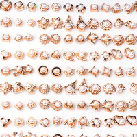 Pendientes de botón de dibujos animados variados al por mayor, set a granel de aretes coloridos de resina y arcilla con diseños de animales, frutas, flores y corazones para mujer y niña