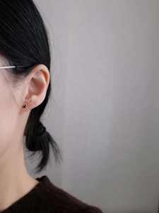 Boucles d'oreilles mini cœur GOL Dtutu en or 10K avec bord noir, accessoire tendance et mignon pour femmes et étudiantes, orné de pierre Moissanite GRS - Product Image 3