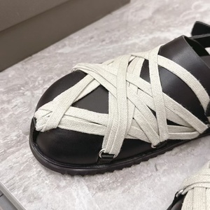Una marca de diseño exclusivo con punta redonda y suela plana, adecuada tanto para uso informal como formal, con un moderno diseño perforado. - Product Image 3