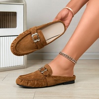 Mules confortables pour femmes en similicuir suédé avec boucle métallique florale, chaussures plates à enfiler sans talon pour la marche quotidienne, semelle intermédiaire en PU, semelle extérieure en TPU