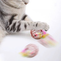 Jouets pour chats en gros : cages en fil métallique colorées avec plumes, résistantes aux morsures, avec clochette et en peluche pour l'auto-entretenement des chats