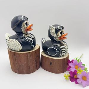 Nouvelles Idées <span class=keywords><strong>de</strong></span> Produits 2026 Décoration Intérieure Halloween Figurine <span class=keywords><strong>de</strong></span> Canard Crâne en Résine Canard Cosplay Décoration Intérieure Ornements Caprichosa Canard Jeep - Product Image 1
