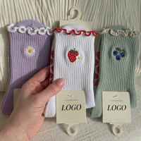 Chaussettes de Pilates personnalisées antidérapantes avec bordure festonnée et broderie florale pour femmes, chaussettes de yoga