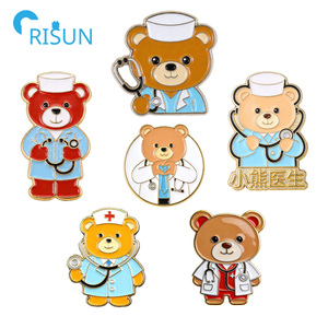 เข็มกลัดเคลือบลายสัตว์น่ารักสำหรับบำบัดอารมณ์ รูปหมีสีน้ำตาล หมีแพทย์ ตุ๊กตาหมีเท็ดดี้ เข็มกลัดเคลือบลายแพนด้า รับทำโลโก้ตามสั่ง - Product Image 1